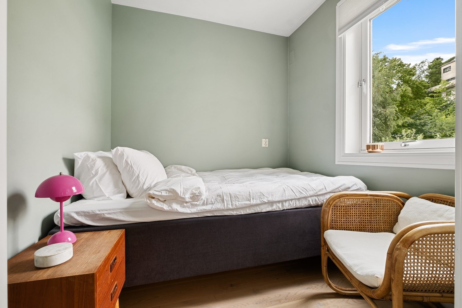 Fra stuen er det adkomst til soverommet som har plass til dobbeltseng Galleribilde