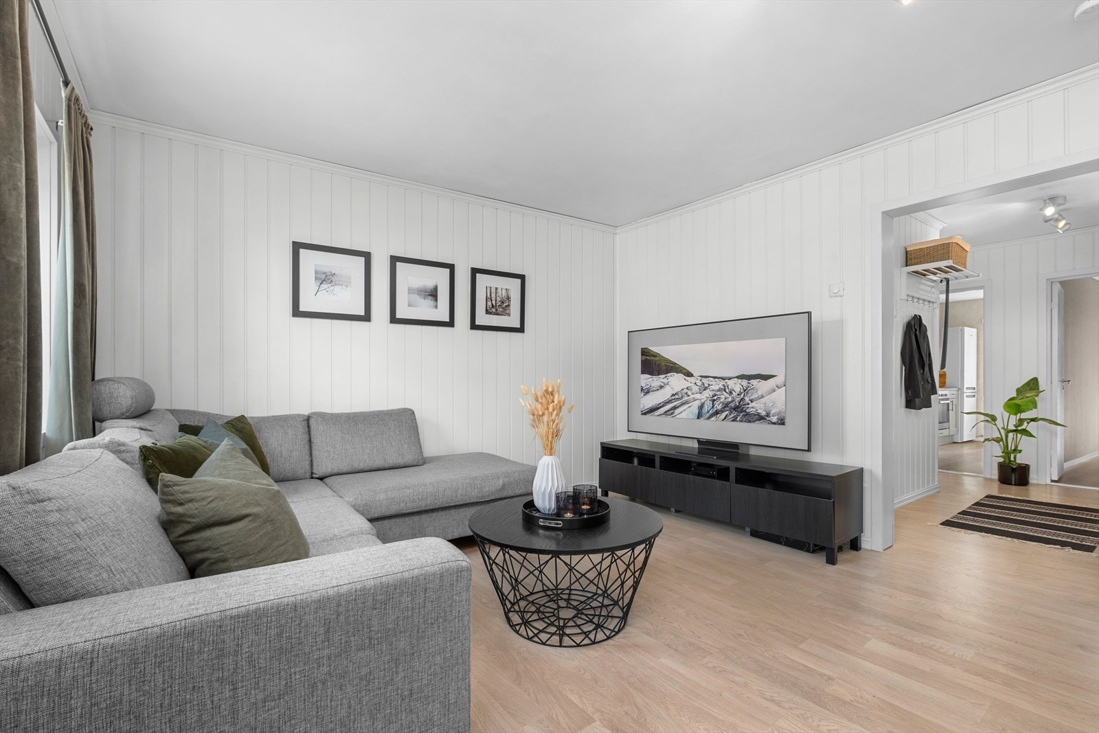 Stuen måler hele 18 m² og gir god plass til ulike soner. Her kan du enkelt etablere både sofa- og spisegruppe. Galleribilde