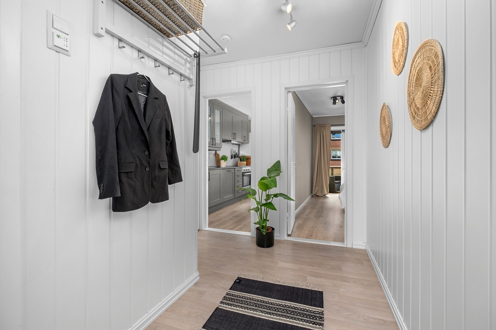 Når du trer inn i leiligheten møtes du av et hyggelig inngangsparti. Her har du god plass til sko og yttertøy. Det medfølger i tillegg 3 romslige boder fordelt på kjeller og loft for ekstra plass til oppbevaring. Disse er på 3, 5 og 5 m². Galleribilde