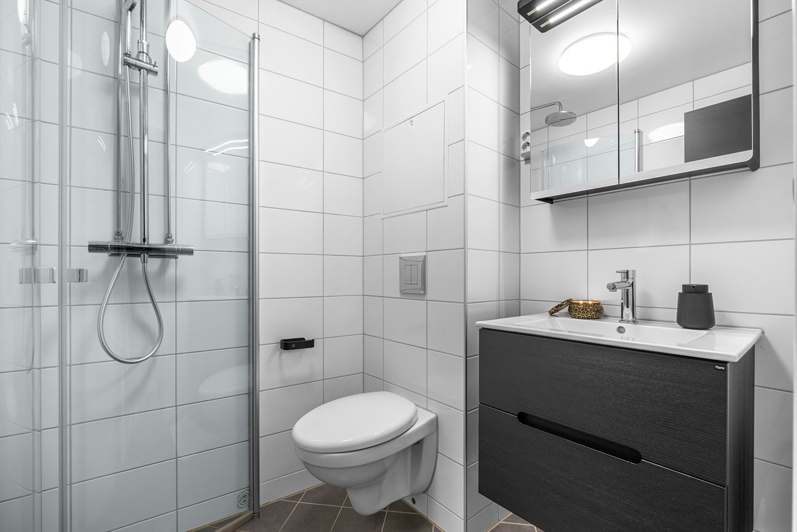 Pent og flislagt bad totalrenovert i 2018. Badet er vurdert til tilstandsgrad 1 av takstmann og fremstår moderen og gjennomført. Egen vaskemaskin på felles vaskeloft medfølger i tillegg handelen. Galleribilde