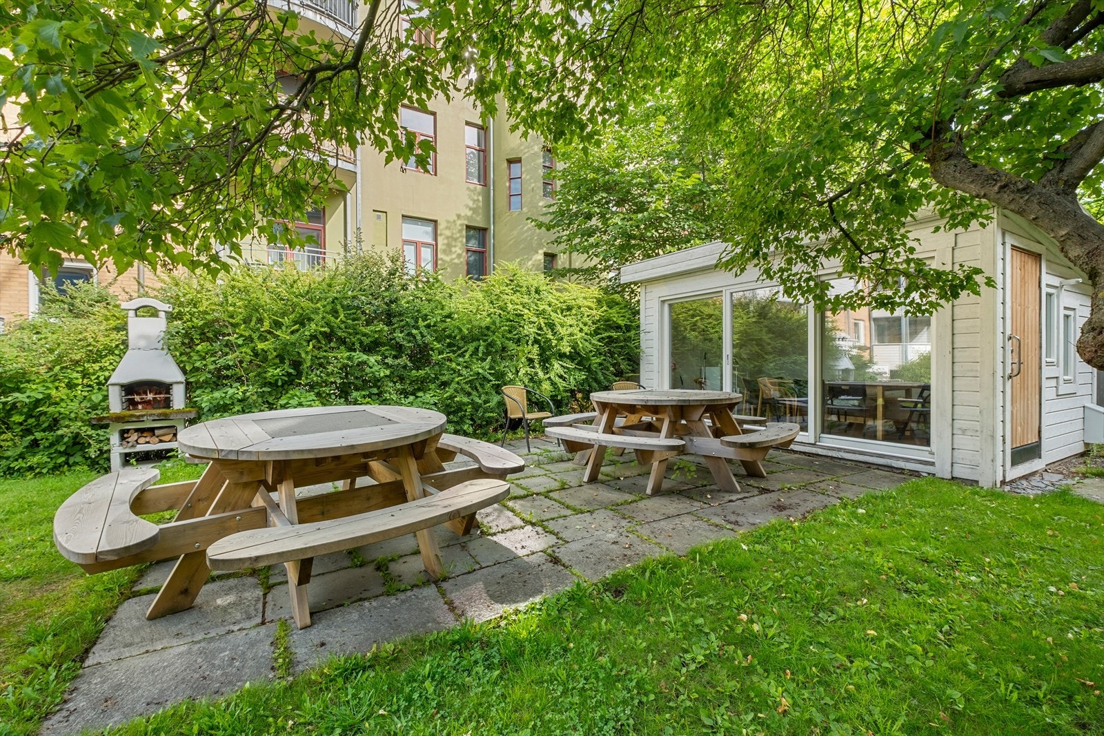 Borettslaget disponerer en trivelig og pen opparbeidet hage til bruk for beboerne. Her finner du blant annet et pent lysthus og pene piknikbord, samt en vedfyrt ovn. Galleribilde