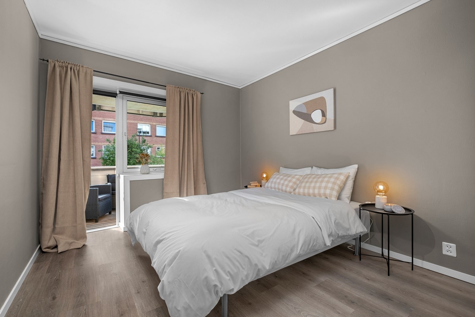 Leilighetens soverom måler hele 12,6 m² og vender inn mot en rolig bakhage. Fra soverommet har du direkte adkomst til egen balkong. Galleribilde