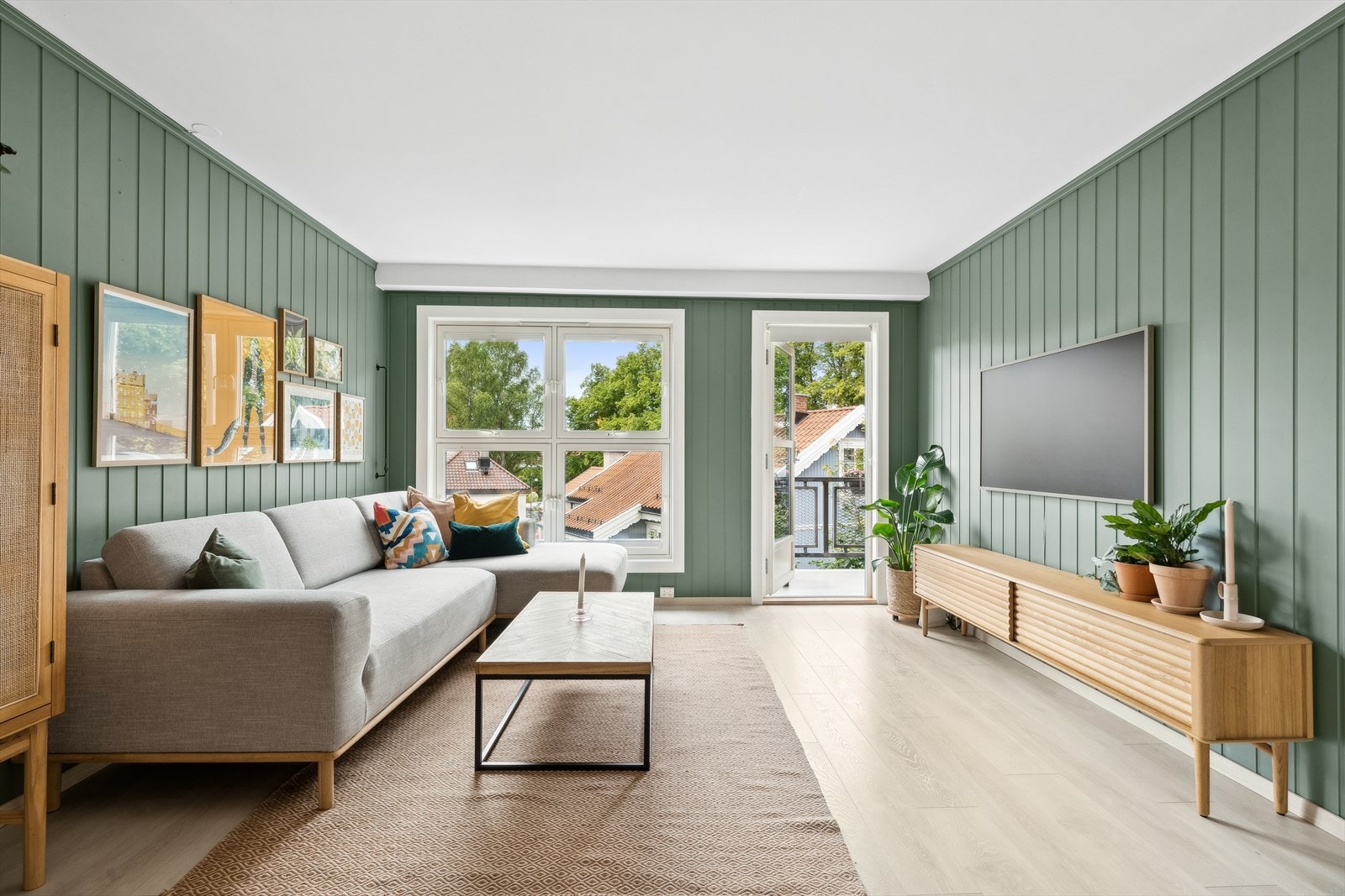 Stuen er av god størrelse, og har flere møbleringsmuligheter. Galleribilde