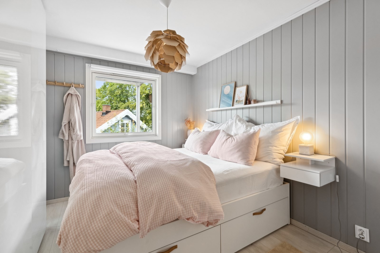 Hovedsoverommet er malt i en behagelig gråtone, og har plass til dobbeltseng. Galleribilde