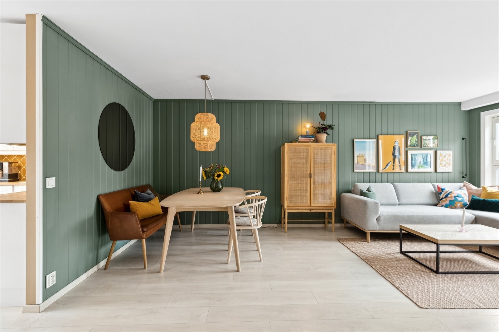 Det er god plass til spisebord mellom sofagruppen og kjøkkenet. Galleribilde