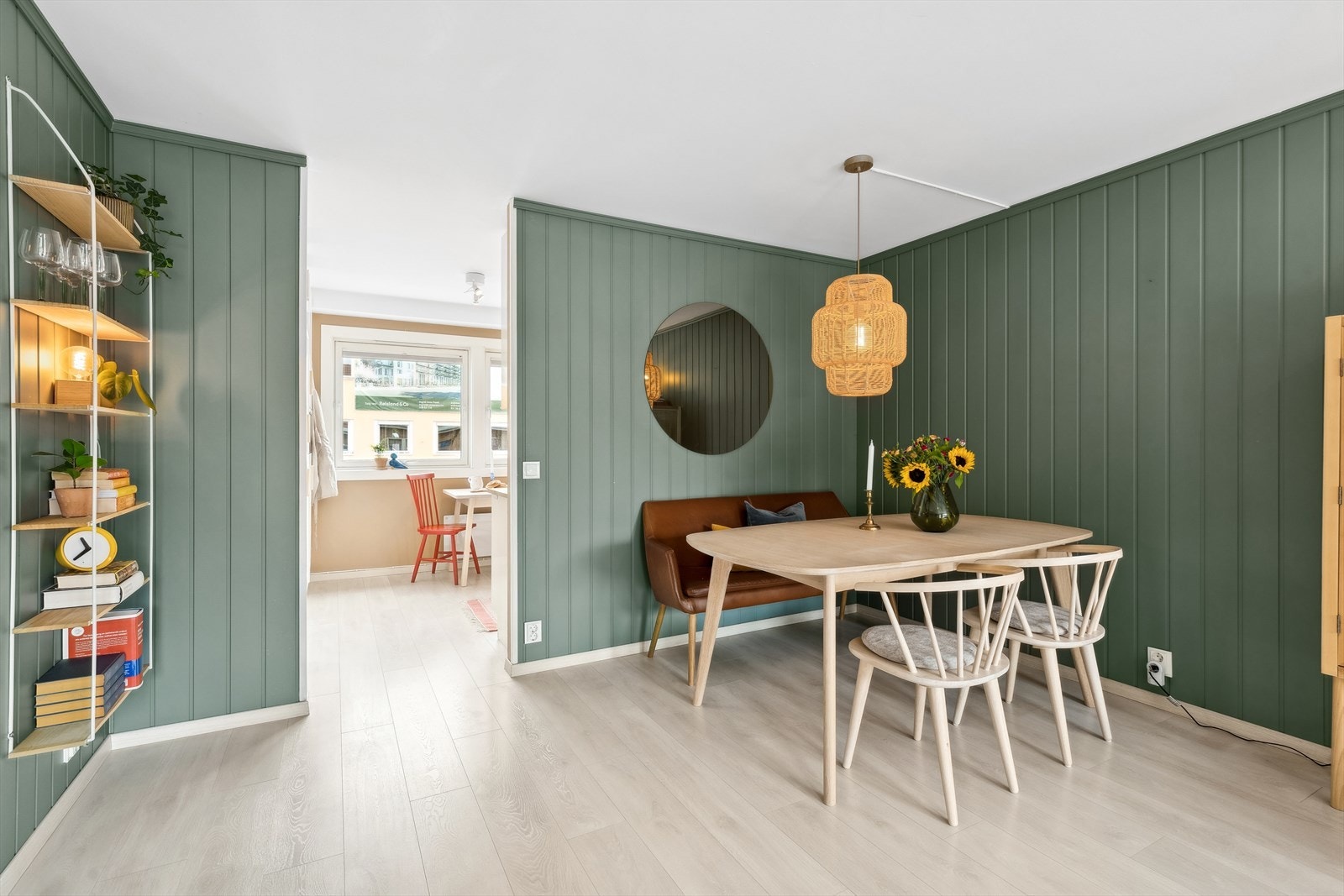 Like innenfor stuen ligger kjøkkenet, praktisk plassert. Galleribilde