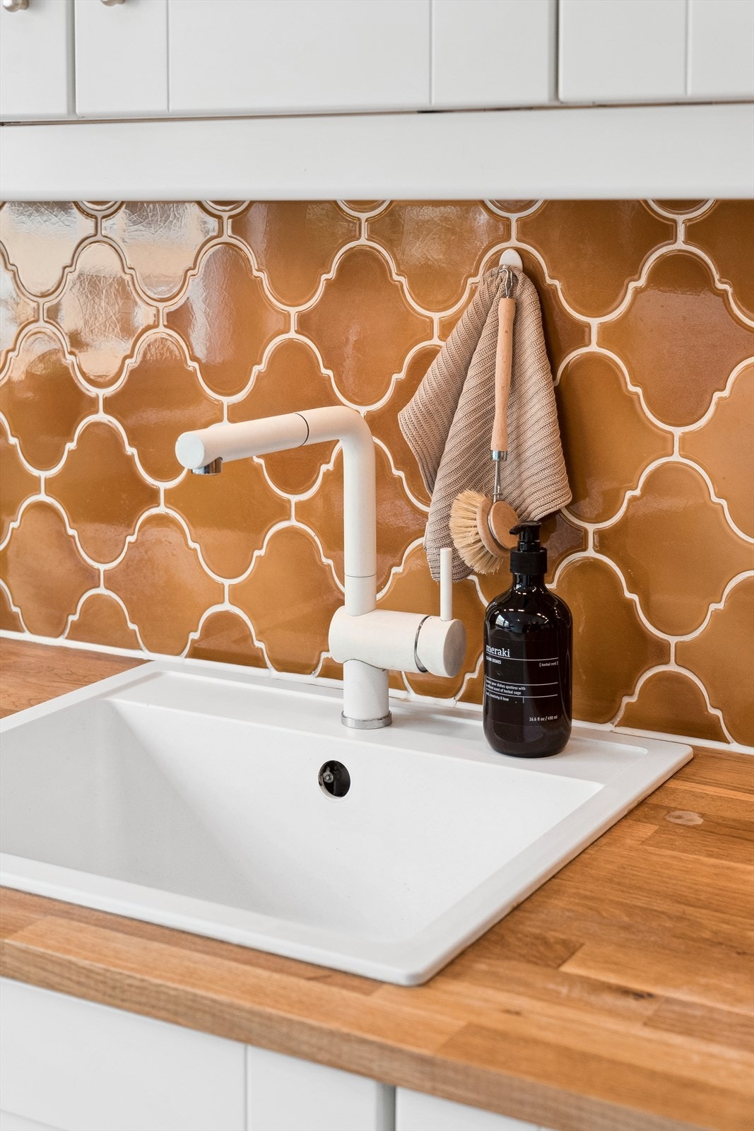 Tidsriktig garnityr og vask i hvitt. Galleribilde