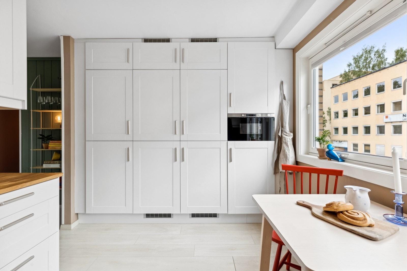 Kjøkkenet har godt med skapplass. Galleribilde