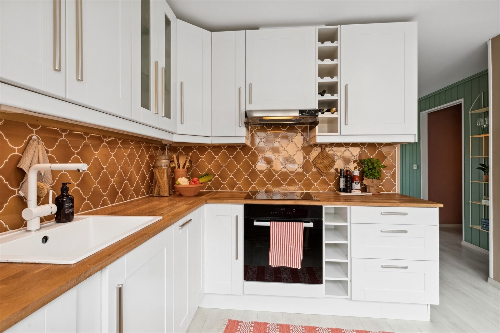 Kjøkkenet har en god planløsning, som både er praktisk og flott. Galleribilde