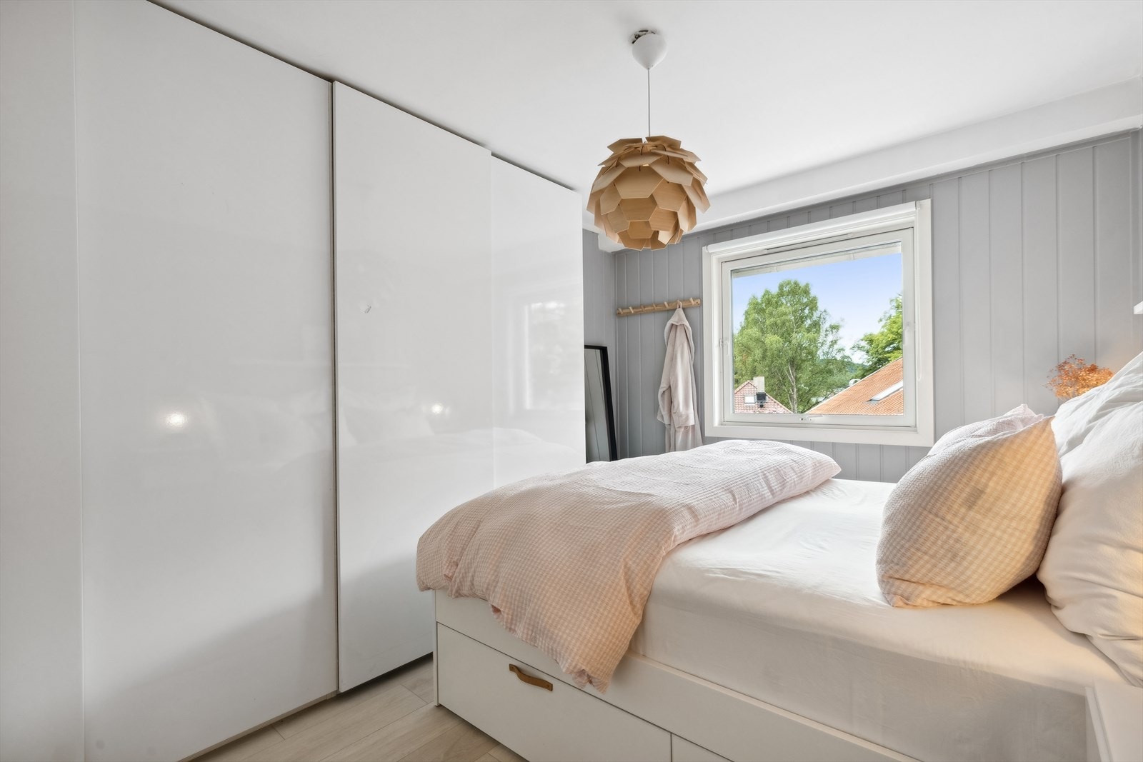 Det er også et stort garderobeskap med skyvedører. Galleribilde