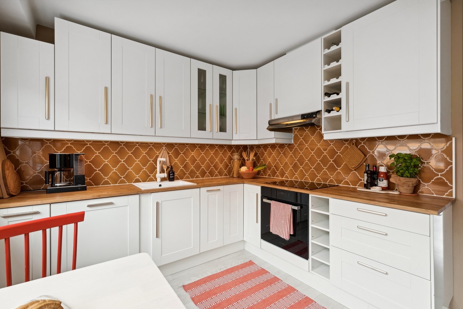 Kjøkkenet har en flott innredning med profilerte fronter, og lekre fliser som passer godt i stilen. Galleribilde