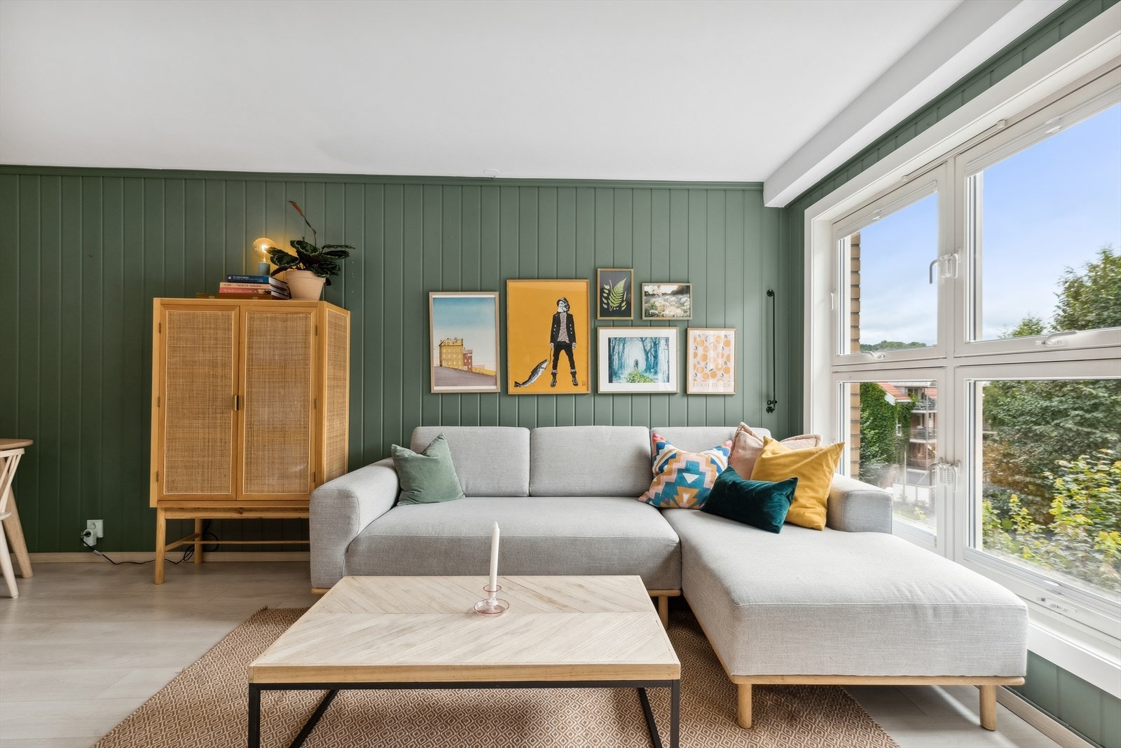 Stuen har svært gode lysforhold fra de store vindusflatene i front. Galleribilde