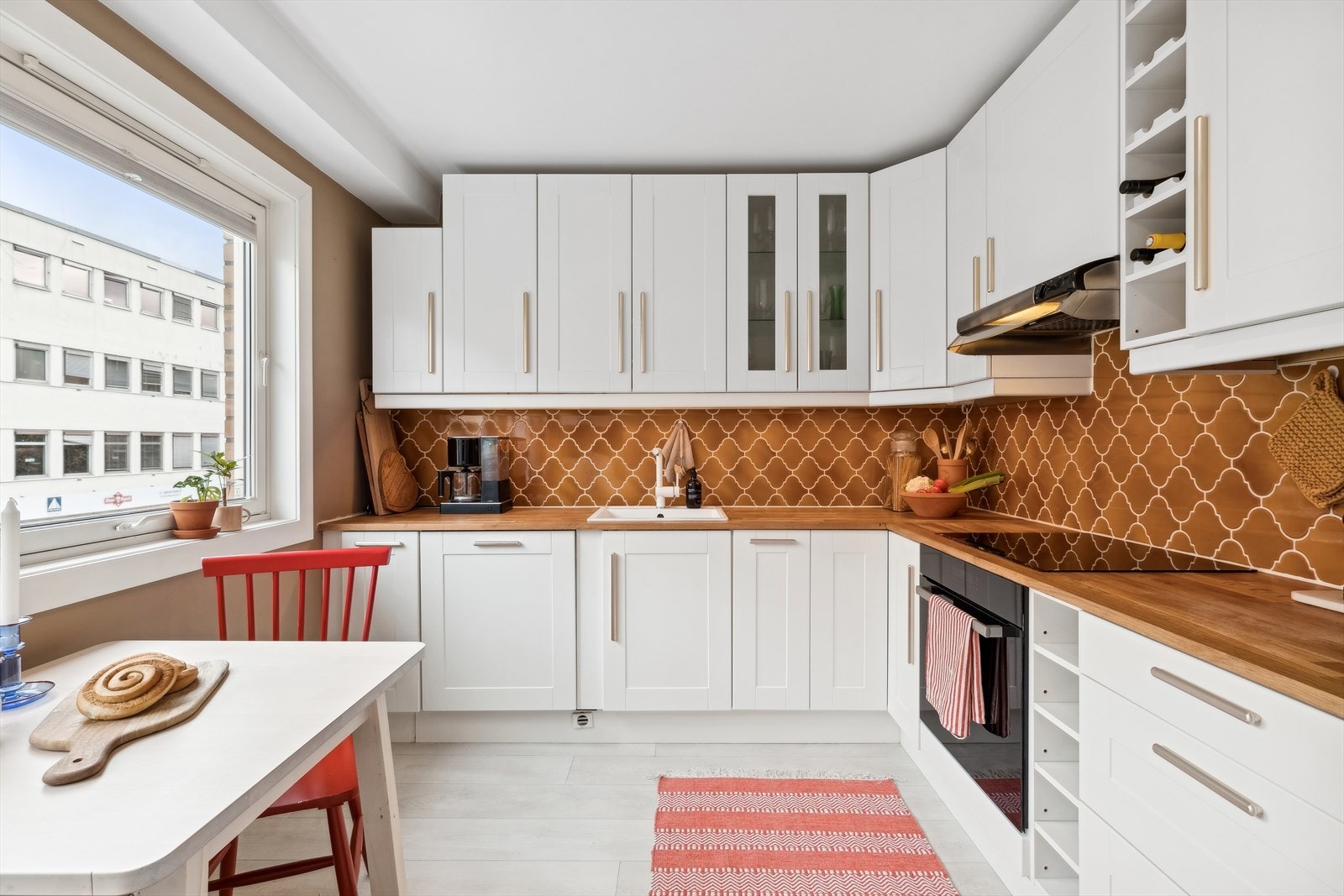 Integrert kjøl/frys, mikrobølgeovn, oppvaskmaskin, stekeovn og nedfelt platetopp. Galleribilde