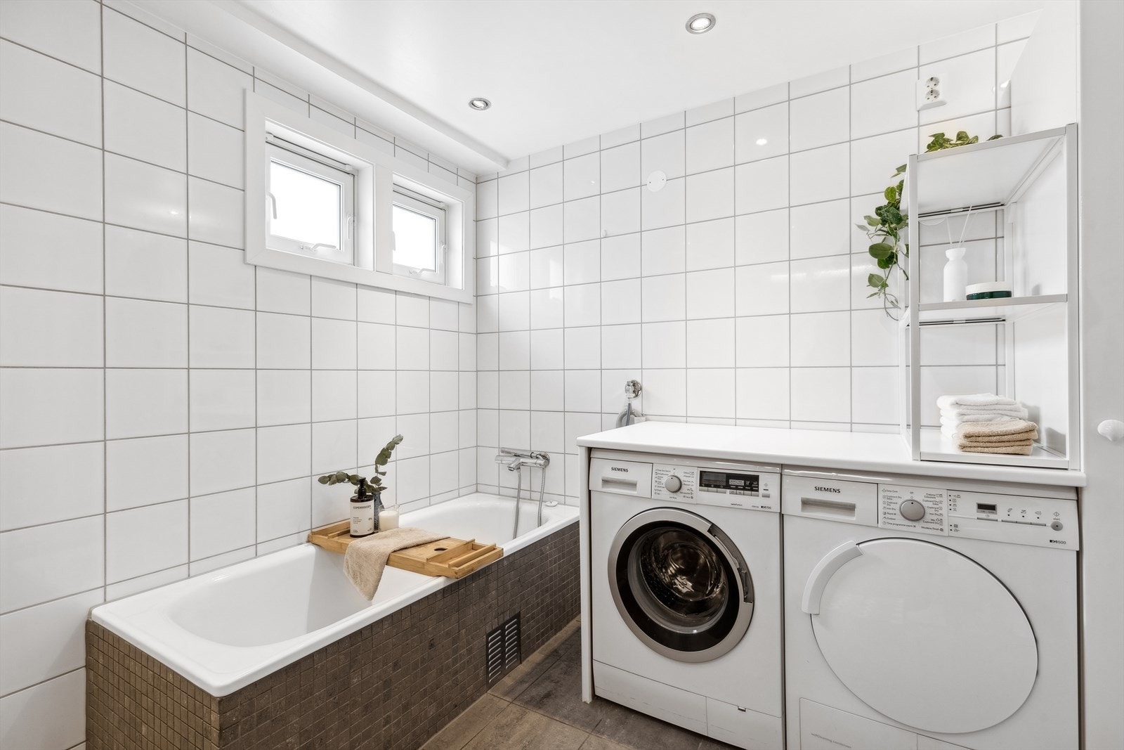 Det er opplegg for vaskemaskin på badet. Galleribilde