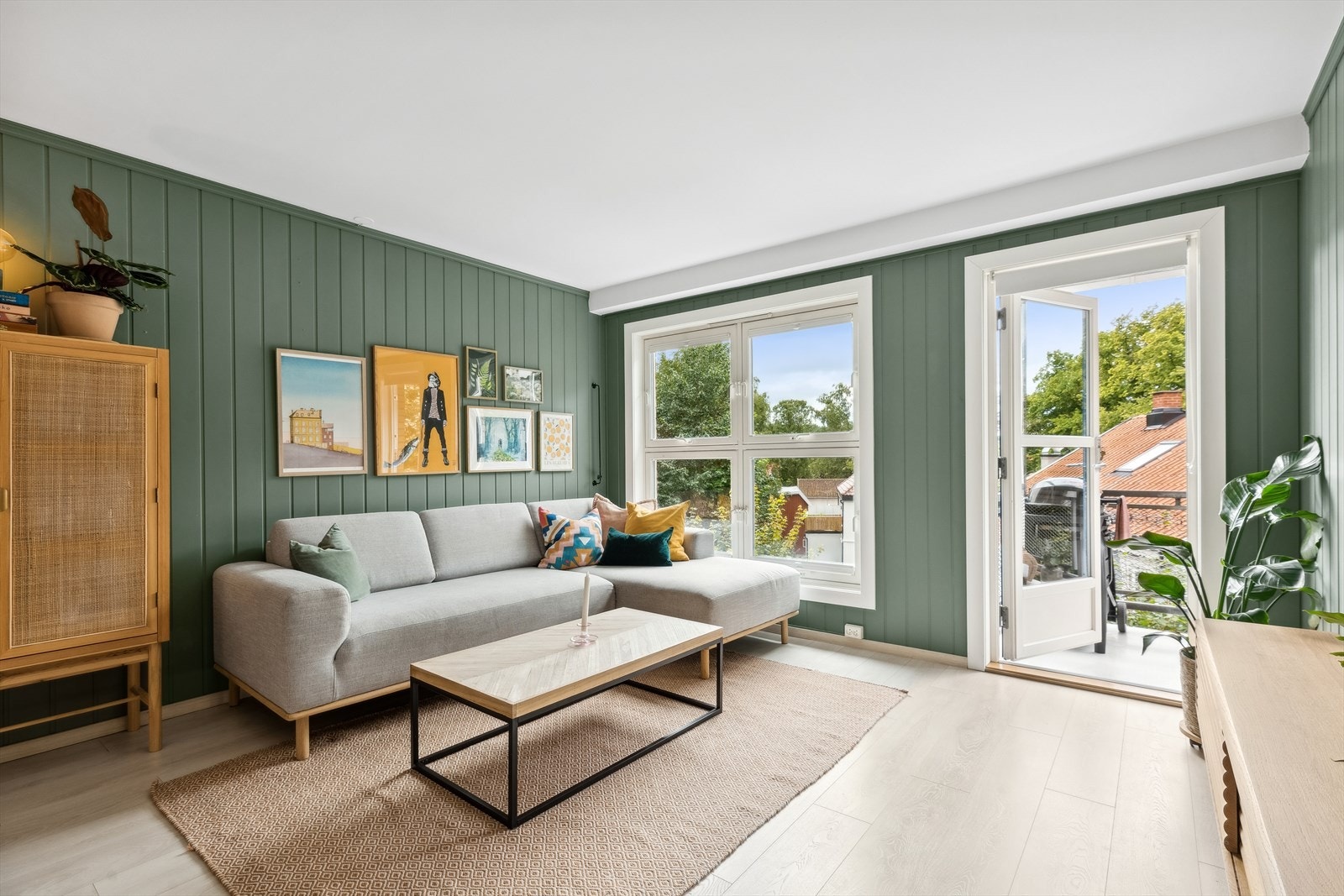 Leiligheten har en sjarmerende og flott stue med panel på veggene og laminat på gulvet. Fra stuen er det utgang til den sørvestvendte balkongen på 6 kvm. Galleribilde