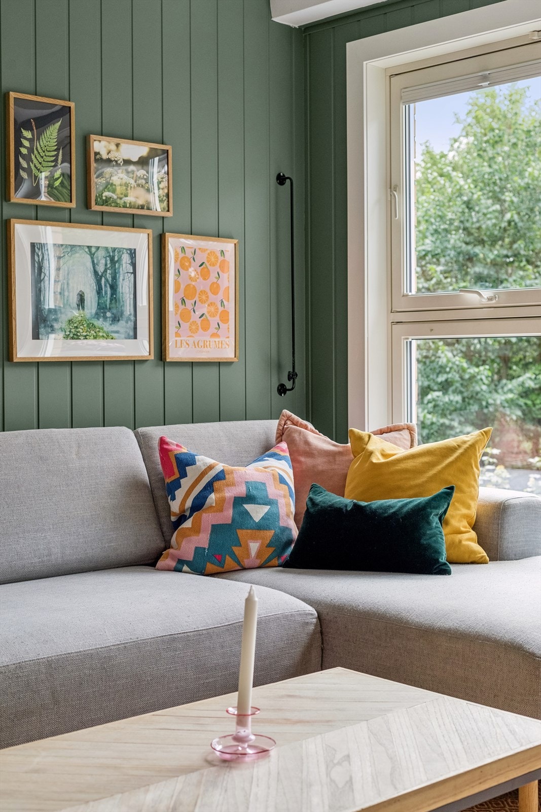 Panelet på veggene er malt i en flott grønntone, som står godt til gulvet og de andre overflatene i leiligheten. Galleribilde