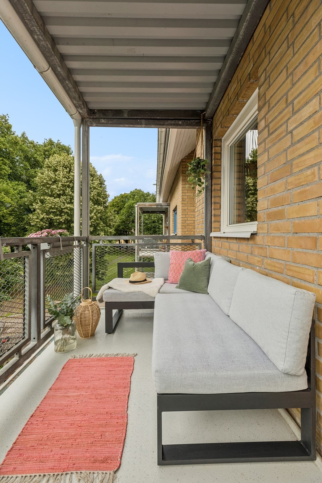 Det er plass til hyggelig hagemøblement på balkongen. Galleribilde