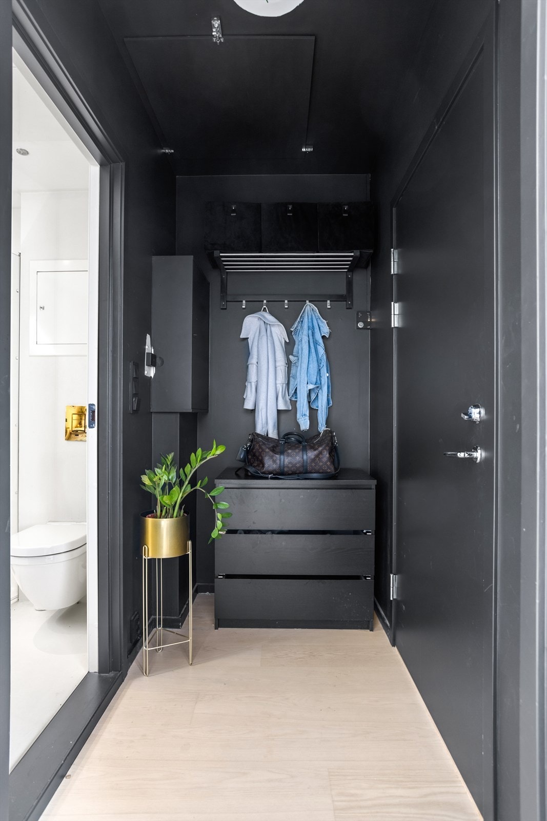 Innbydende entré med gulv i enstavs parkett, og plass til en praktisk garderobe hvor man enkelt kan organisere klær og sko Galleribilde