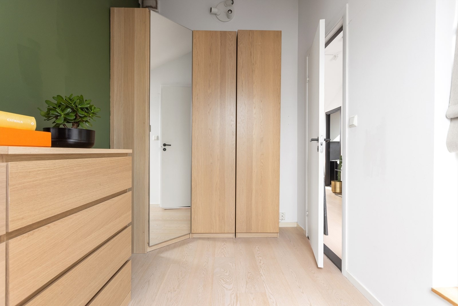 Gjesterommet har en god utforming som gir plass til større oppbevaringsmøblement Galleribilde