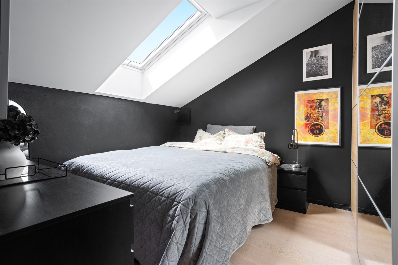 Hovedsoverom med adkomst fra stue og stort integrert garderobeskap Galleribilde