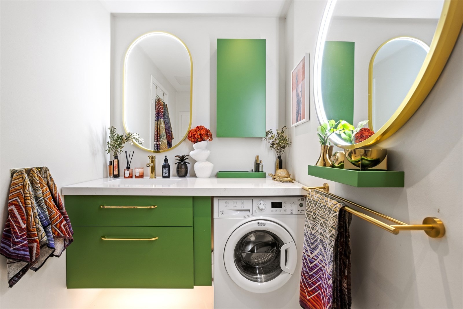 Delikat og lyst bad med mikrosement på gulv- og veggoverflater og nytt inventar i 2024, badet forøvrig er fra ombyggingsåret (2014) Galleribilde