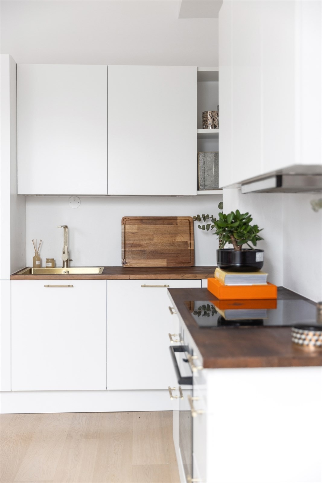 Heltre benkeplate med nedfelt kum i rustfritt stål Galleribilde