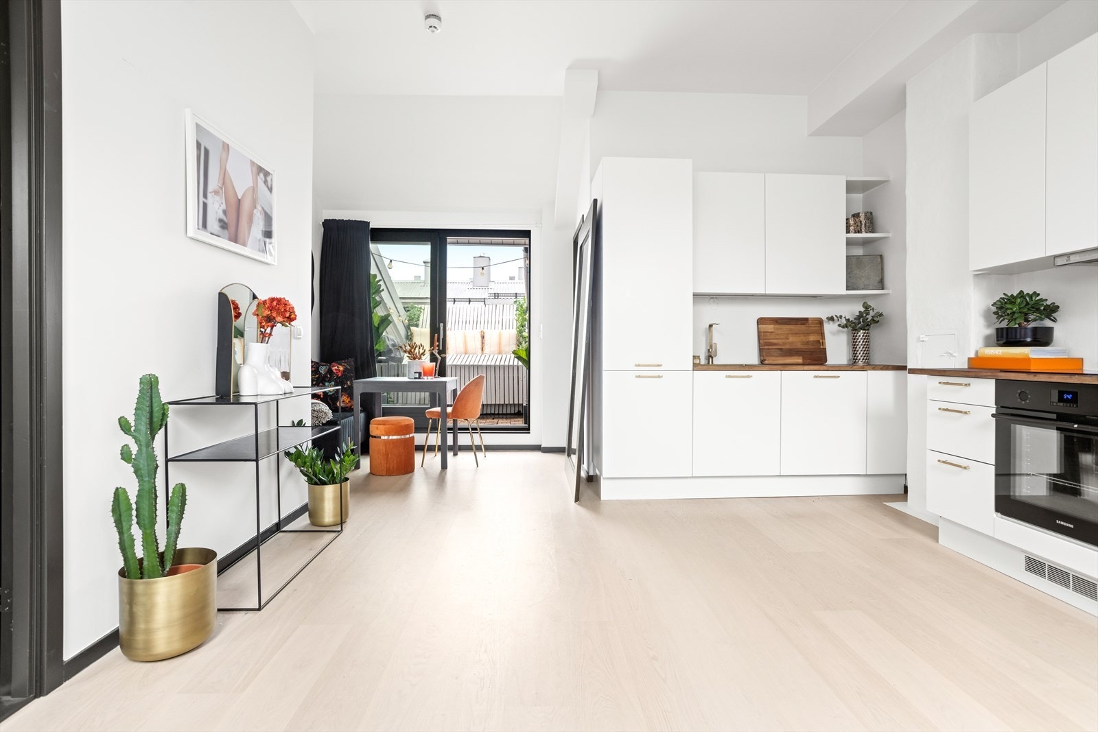 Anette Langaas v/DNB Eiendom ønsker velkommen til en lys, sjarmerende og gjennomgående 3-roms på Grünerløkka Galleribilde