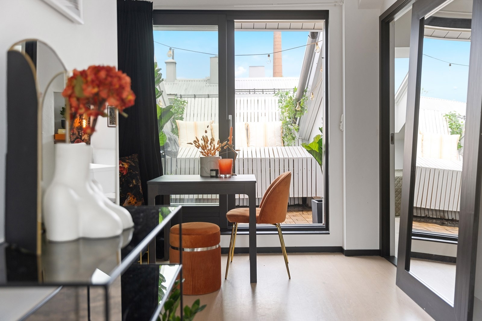 Store glassflater i terrassedøren gir en naturlig forlengelse av stuens areal Galleribilde