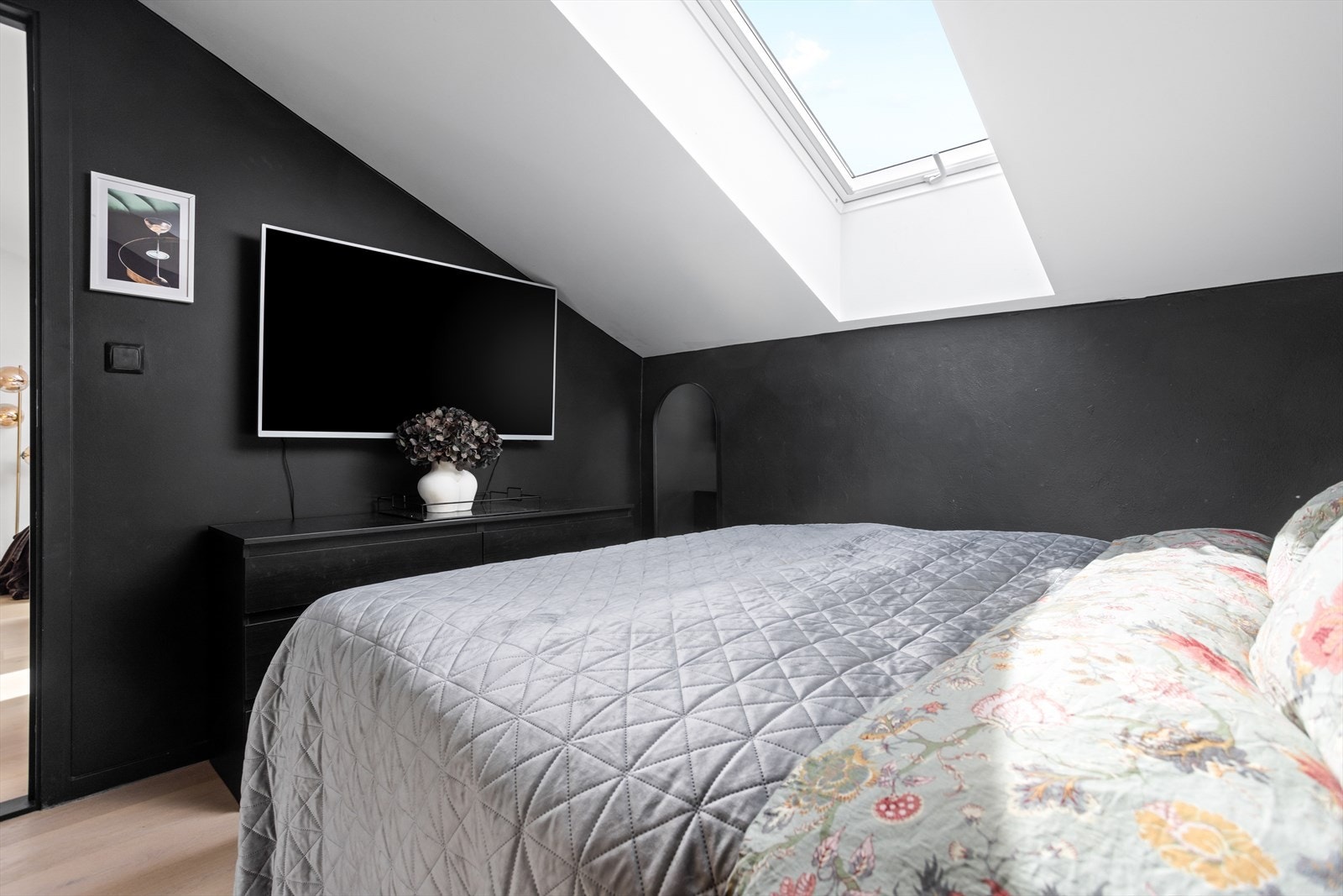 Soverommet har plass til både vegghengt og frittstående møblement Galleribilde