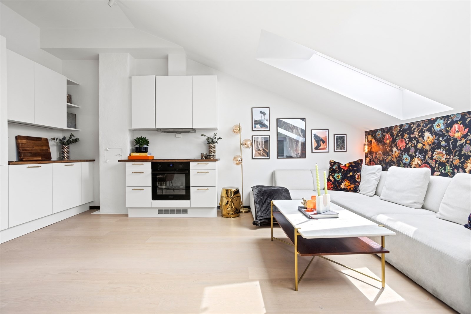 Leiligheten oppleves som lys og luftig med overlysvinduer og lyse glatte flater Galleribilde