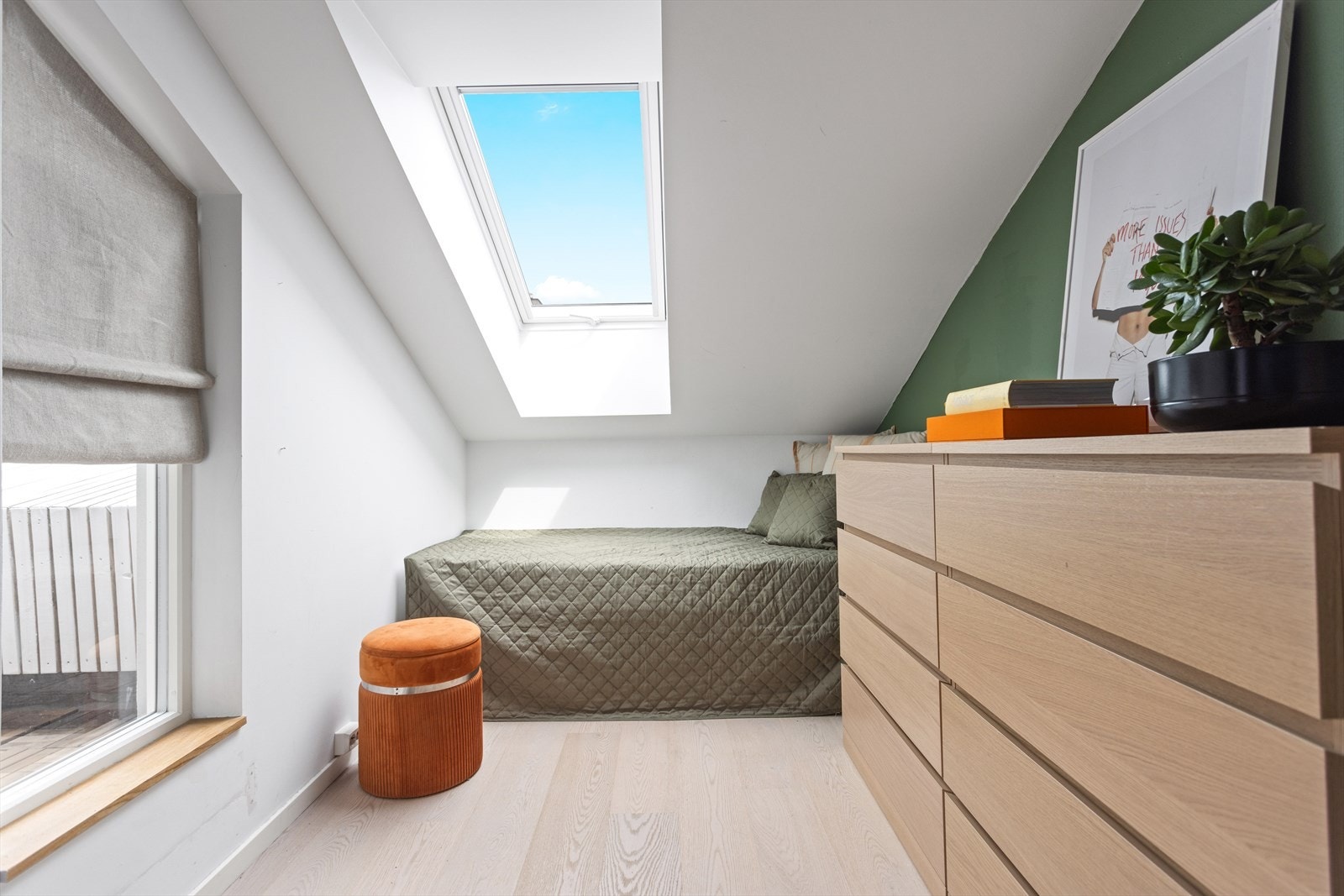 Gjesterom med plass til dobbeltseng, beliggende mot balkong og bakgården Galleribilde