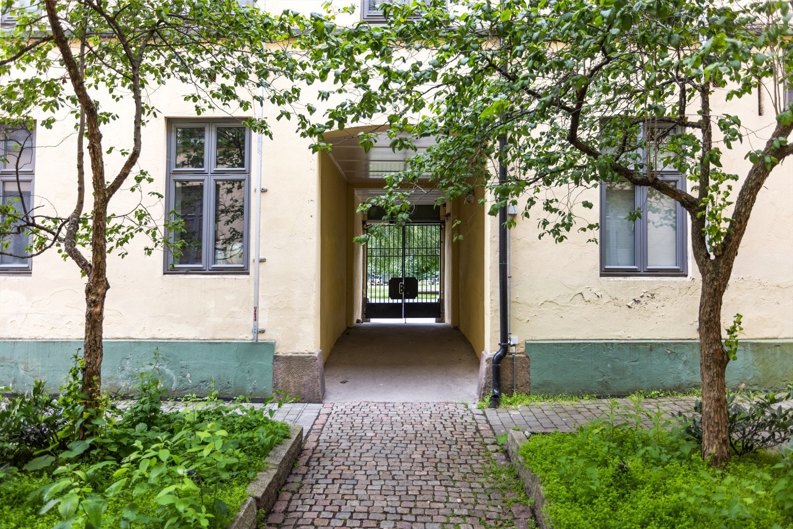 Bygårdens portrom med Sofienbergparken som nærmeste nabo Galleribilde