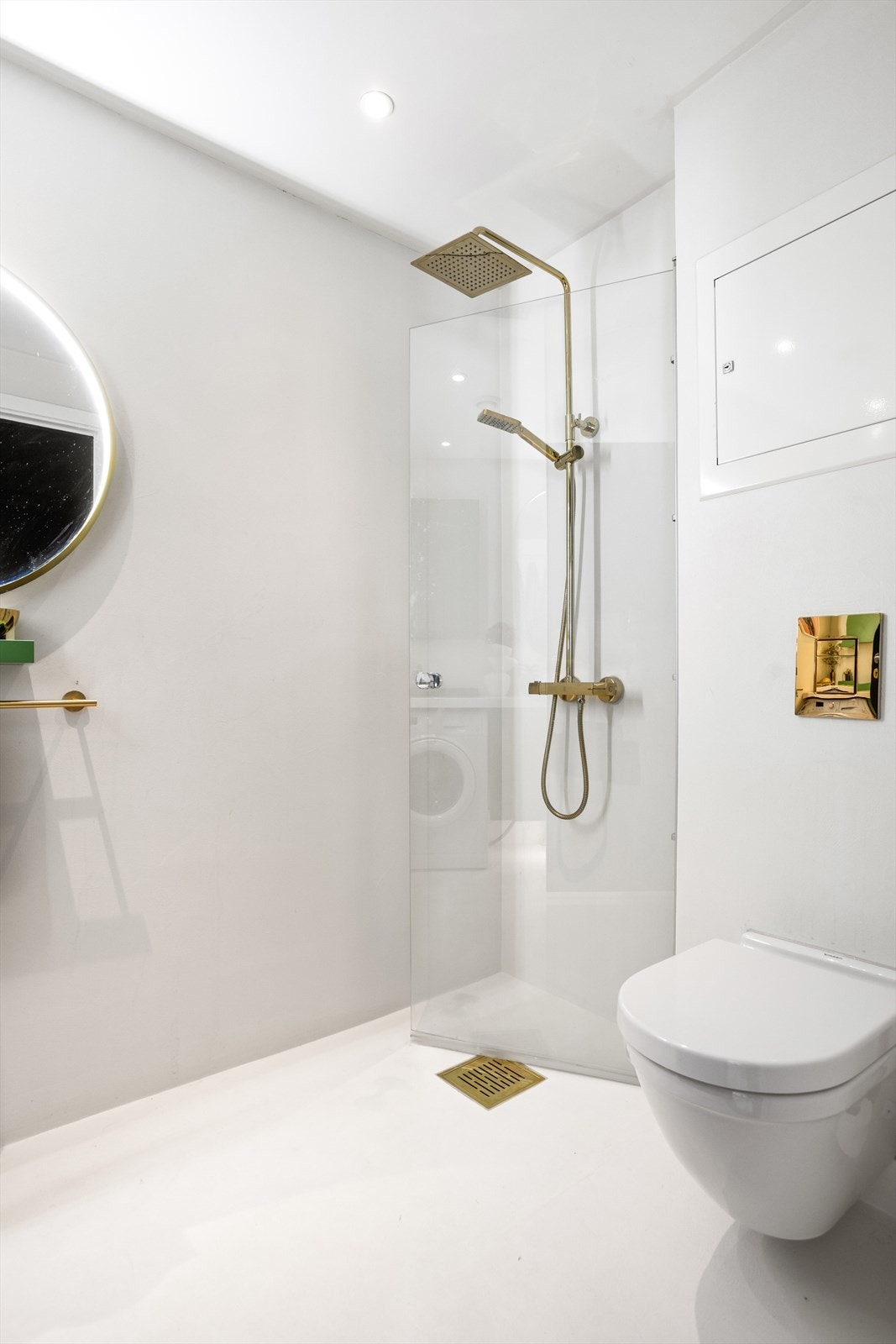 Moderne og elegant dusjløsning med detaljer i messing Galleribilde