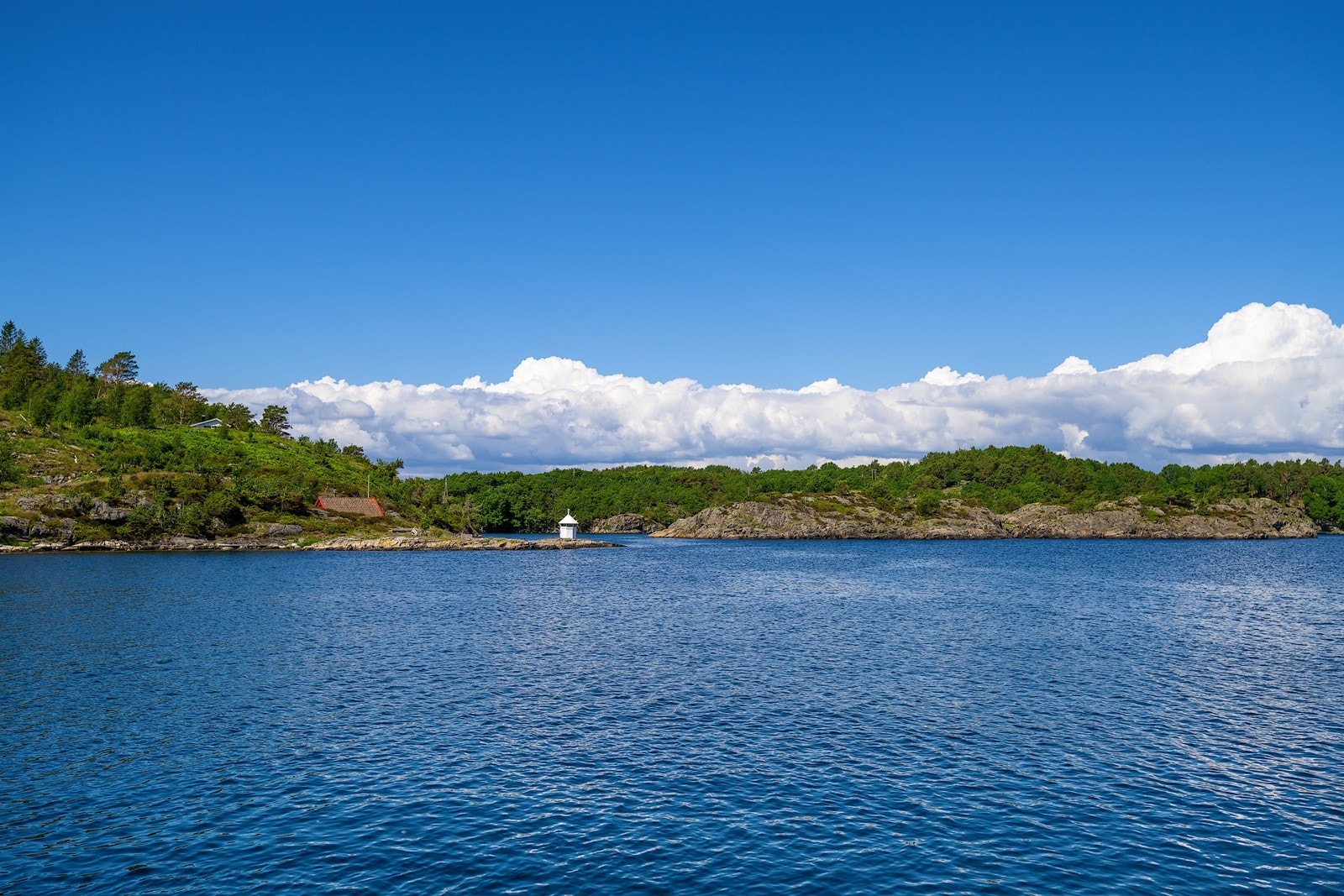Enkelt å utforske nærliggende steder som Ulvøysund, Gamle-Hellesund og Blindleia ved å krysse over Kvåsefjorden Galleribilde