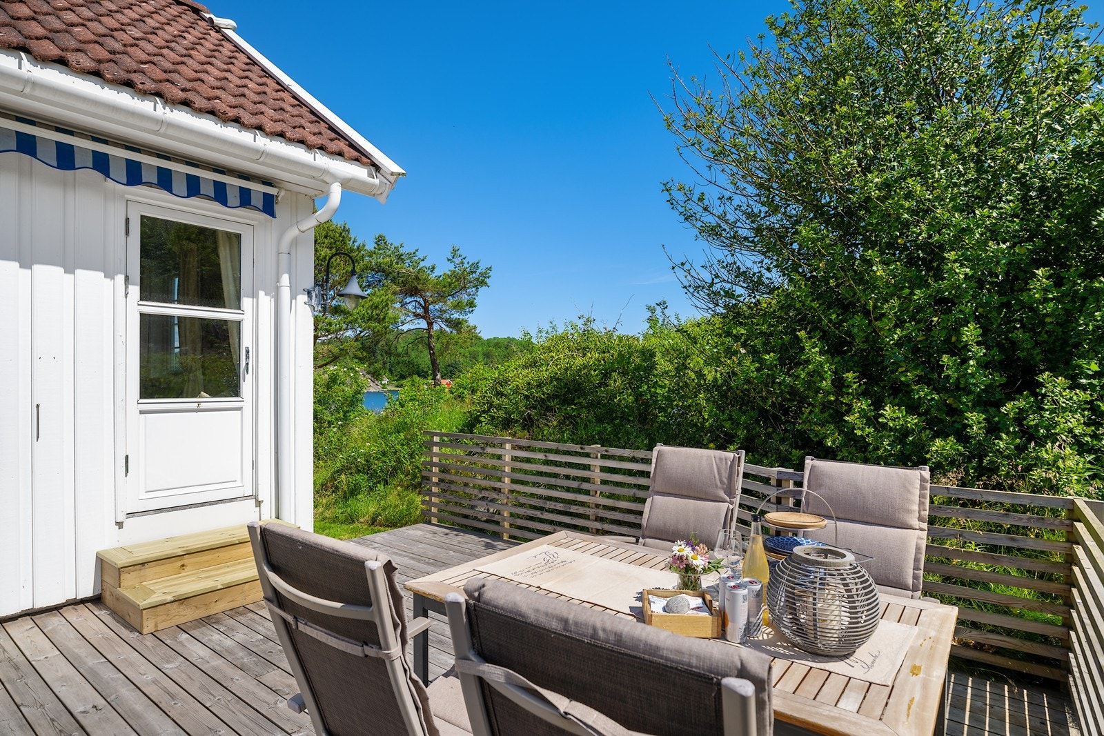 Direkte utgang til en hyggelig usjenert terrasse Galleribilde