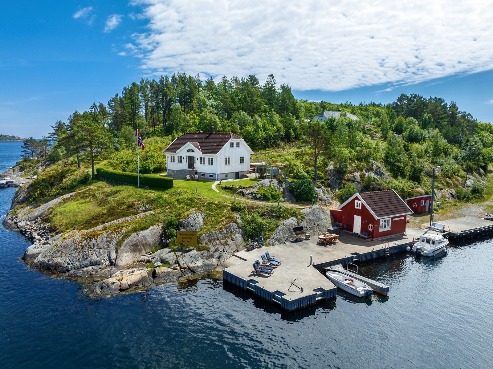 Velkommen til Østre Randøy 74 v/ Andre Sandvik i EiendomsMegler 1! Galleribilde
