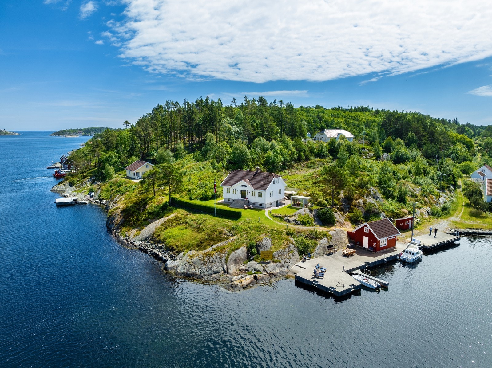 Med en tomt på hele 2 673 kvadratmeter, tilbyr denne eiendommen en sjelden kombinasjon av romslighet, privatliv og direkte tilgang til natur og rekreasjon Galleribilde