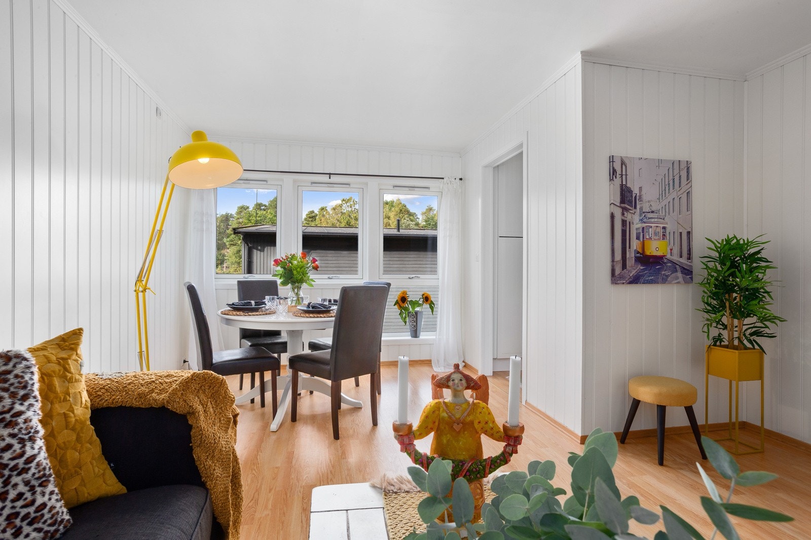 De store vindusflatene sørger for rikelig med lys inn, noe som gir et luftig preg. Galleribilde
