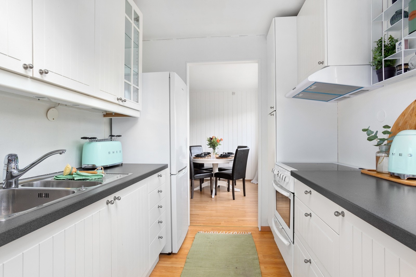 Det er profilerte fronter fra IKEA, og kjøkkenet fremstår som tiltalende.Hvitevarene er frittstående, og komfyren medfølger salget Galleribilde