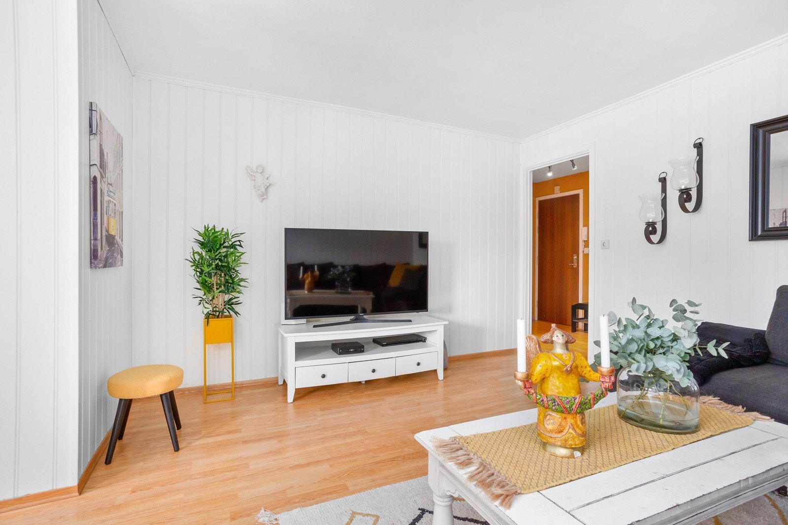 Det er god plass til sofa og tvmøblement. Galleribilde