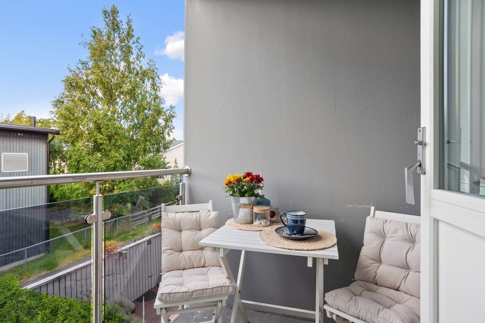 Fra kjøkkenet er det adkomst til en balkong på ca. 2,7 m². Det er plass til en liten sittegruppe på balkongen. Galleribilde