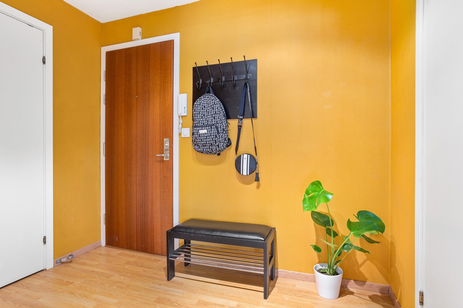 Entréen er romslig, med god plass til å henge fra seg tøy og sette fra sko. Det er plass til et garderobeskap i gangen dersom man har behov for det. Galleribilde