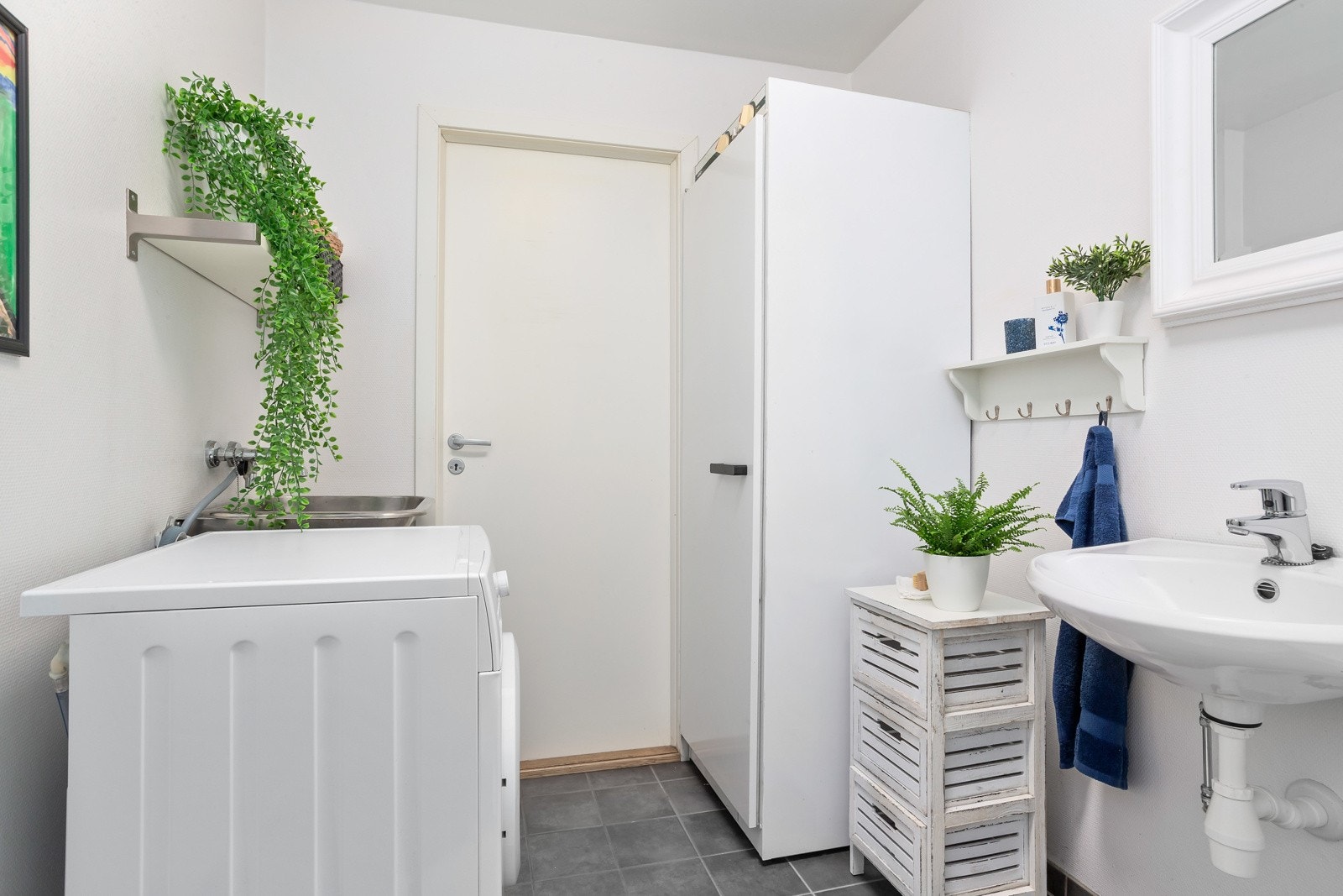Det er opplegg for vaskemaskin på badet. Galleribilde