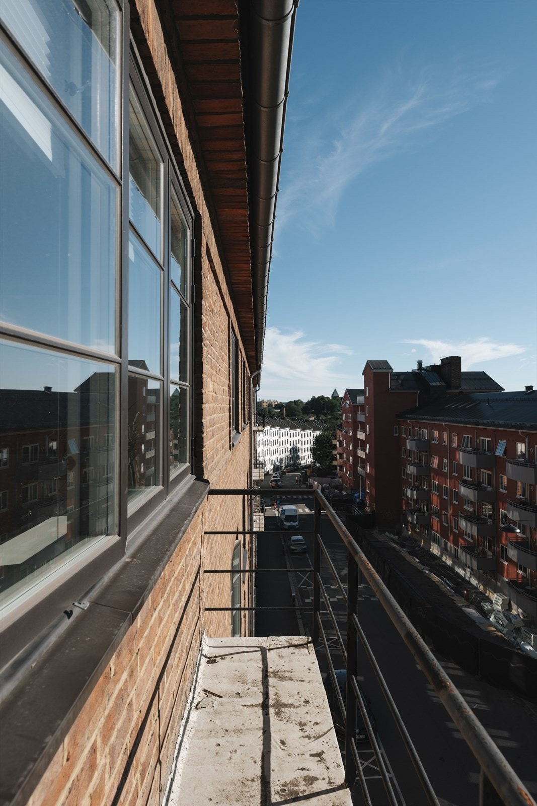 Brannbalkongen er vestvendt. Det er ikke dør ut fra leiligheten og til balkongen. Galleribilde