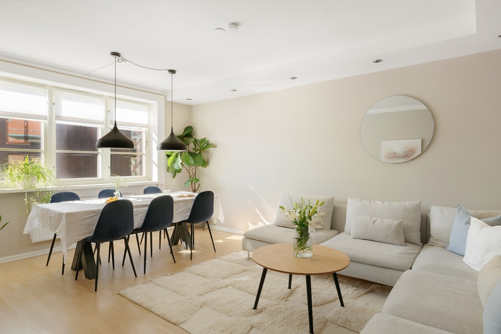 Legg merke til hvor god plass det er til stort spisebord og sofagruppe i stuen. Galleribilde