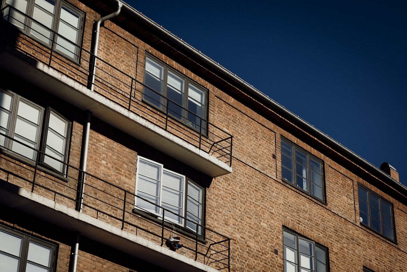 Leiligheten ligger i byggets toppetasje. Bodområde over leiligheten. Galleribilde