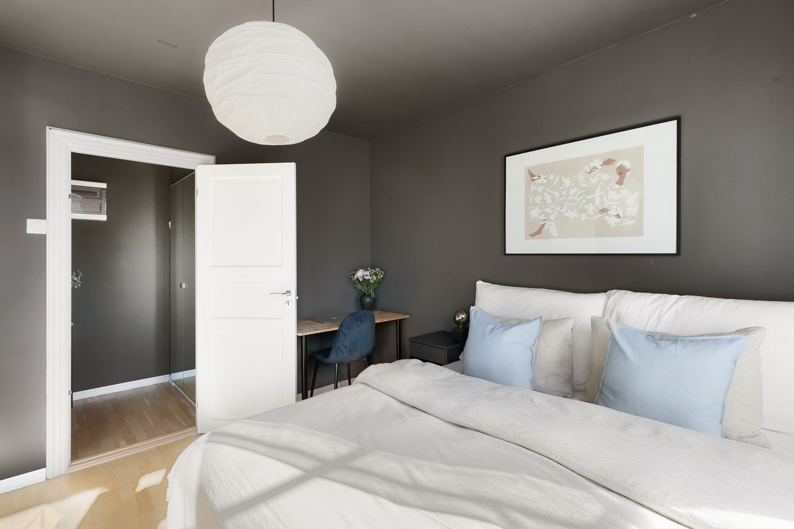 Soverommet er nylig malt i en behagelig og mørk farge. Galleribilde