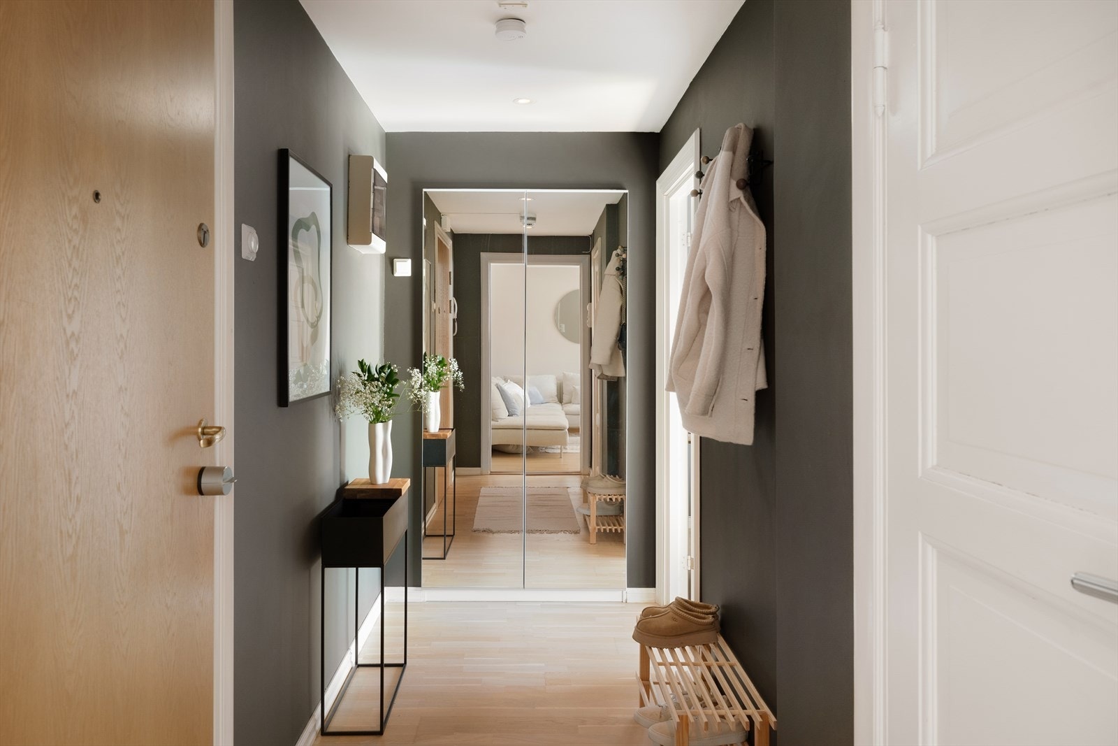 Innbydende og praktisk yttergang med plass til ytterjakker og sko. Galleribilde