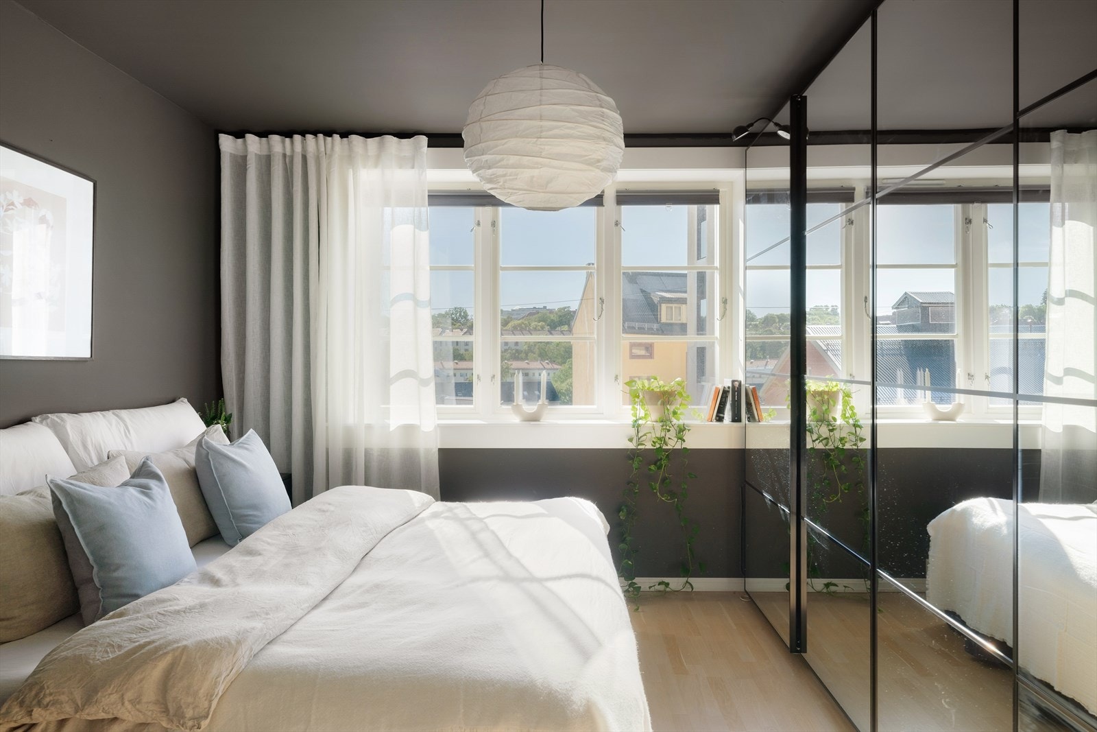 Svært romslig og hyggelig soverom med gode oppbevaringsmuligheter i skyvedørsgarderobe. Galleribilde