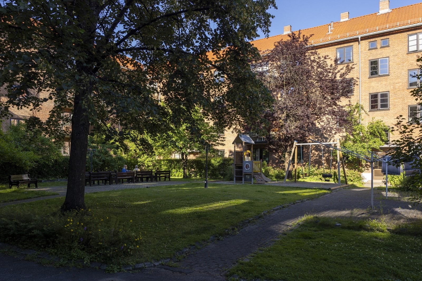 Behovet for balkong er mindre når man har denne frodige bakgården rett utenfor døra. Galleribilde